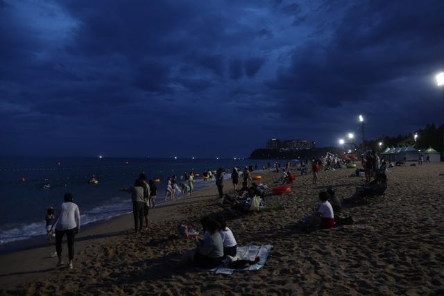 '밤바다서 해수욕'…속초해수욕장 야간 개장<YONHAP NO-4799>