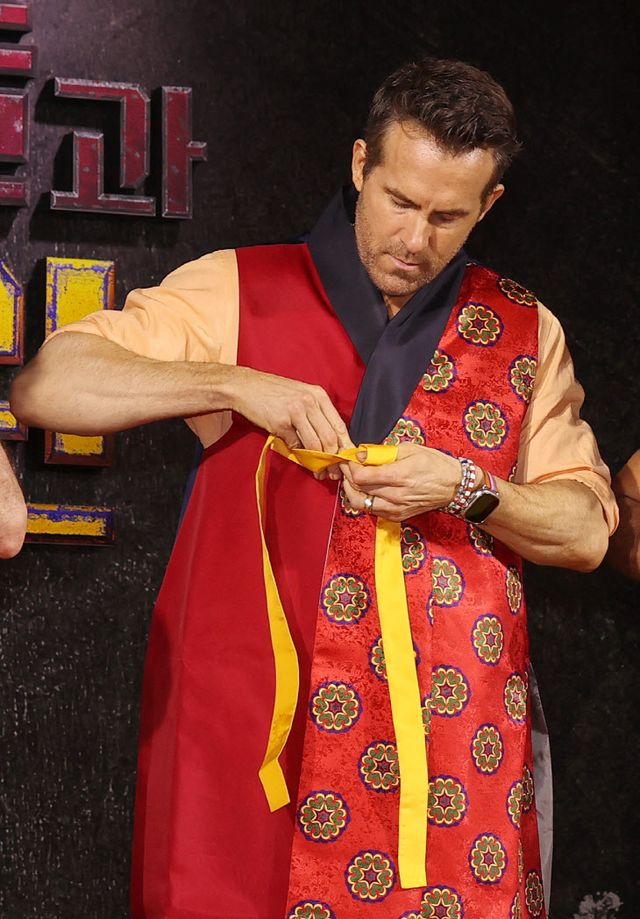 손수 매듭 묶는 라이언 레이놀즈