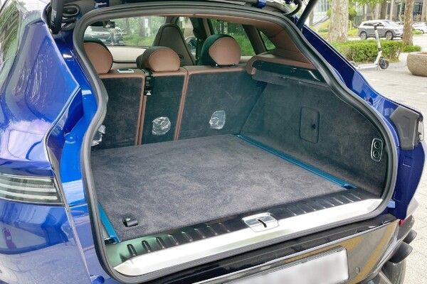 애스턴 마틴 DBX