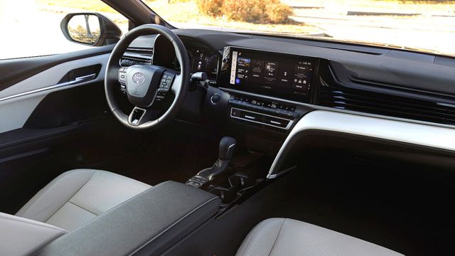 toyota-camry-hybrid-owner-review-94-points (4)