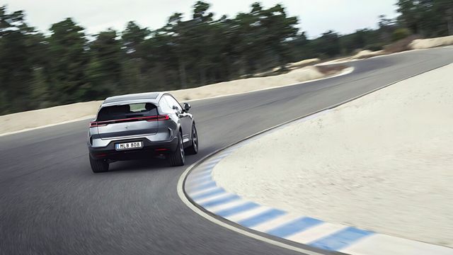 ev-price-war-intensifies-tesla-benz-price-cuts (5)