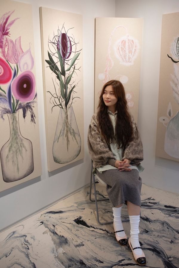 ▲ 문화매거진과 인터뷰를 진행한 함수지 작가 / 사진: 조아현 촬영