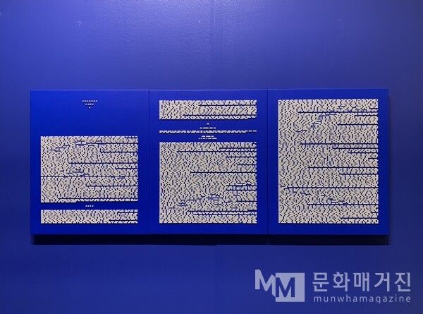 ▲ CURTAIN (DAME AGATHA CHRISTIE), 2023 / 4mm artificial pearl beads, adhesive, acrylic paint, fabric on wooden panel / 55 x 135 cm overall, 55 x 45 cm each, 3 pieces / 촬영: 유정(프리즈)