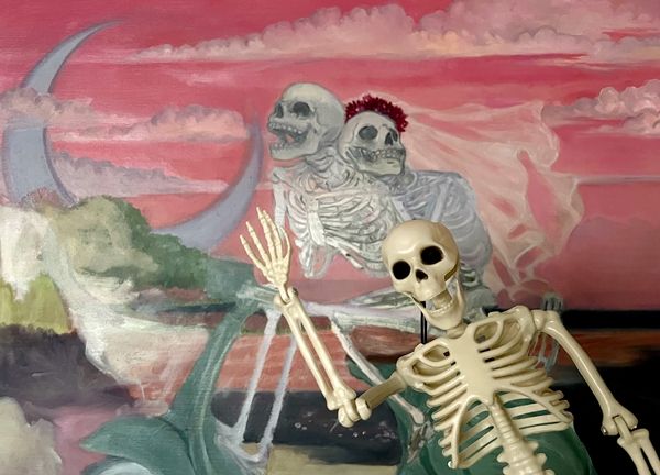 ▲ 2년째 미완성인 그림과 새로 장만한 해골모형 / 사진: 권선미 제공