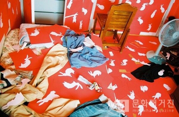 ▲ 초기의 설치 작업. 방 안을 캔버스 삼아 머릿속에 떠오른 장면을 연출하고 사진으로 기록했다 / 사진: 정혜원 제공