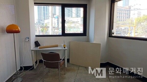 ▲ 작년, 동인천 배다리의 내 작업실 풍경. 창밖으로 배다리 삼거리가 내다보인다 / 사진: 정혜원 제공