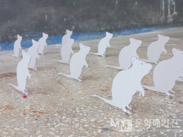 ▲ rat's go. 래트들이 지상으로 소풍을 가기 위해 한데 모여 있다 / 사진: 정혜원 제공