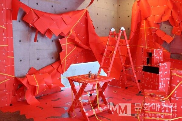 ▲ 전시장을 온통 빨간색 A4용지로 도배했던 첫 개인전. 설치에 보름 가까이 걸렸지만 철거는 한순간이었다 / 사진: 정혜원 제공