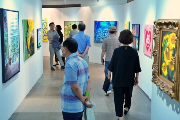 ▲ 롯데마트 송파점 '올아트페어' 전시회를 관람 중인 모습 / 사진: 롯데마트 제공&nbsp;