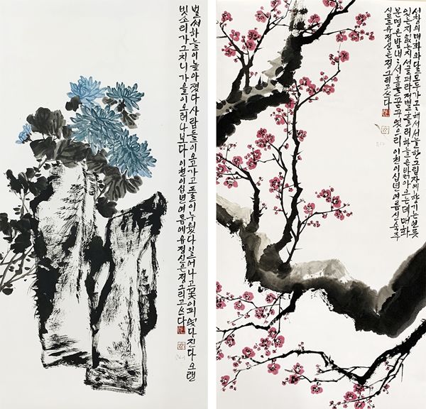 ▲ 푸른국화(왼), 75x140cm, 한지에 먹채색, 2020 / 붉은매화(오), 75x140cm, 한지에 먹채색, 2020, 유정 전통문인화 방식이다. 첫 시작부터 ‘유정 그리고 쓰다'라는 글귀를 마무리할 때까지 한 호흡에 그리고 쓴다. 그림과 글씨와 시의 내용을 표현하는 기운이 일치되어야 하기 때문이다.