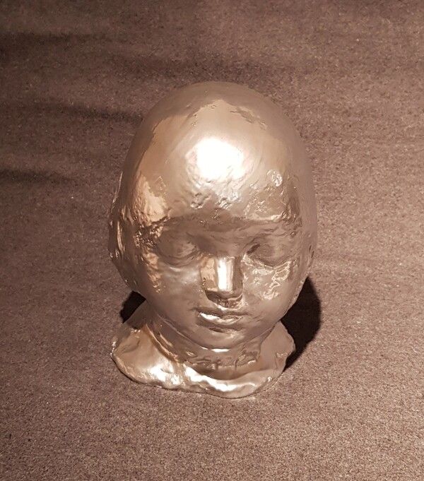 ▲ KL, 완전한 인간_코코, 2022, terracotta, chrome coloring, 12x13x16cm / 사진: 아트센터 화이트블럭 제공&nbsp;