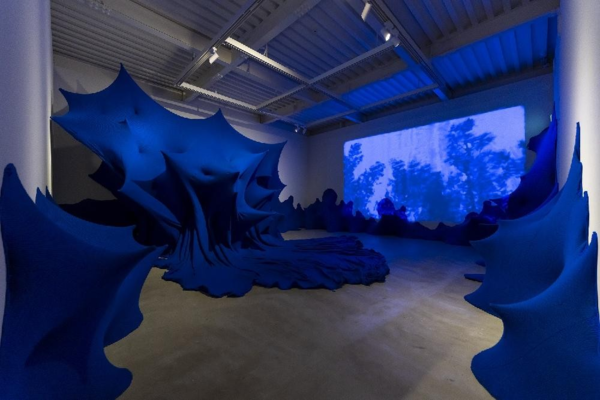 ▲ 조은필, '블루 너머의 블루', 2012/2024, 털실 뜨개천, 가변 크기 / 사진: 경남도립미술관 제공&nbsp;