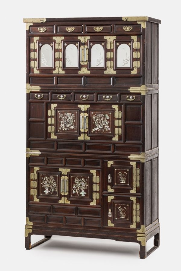 ▲ 나전칠 삼층장, 한강희 기증, 1920년대 / 사진: 서울공예박물관 제공