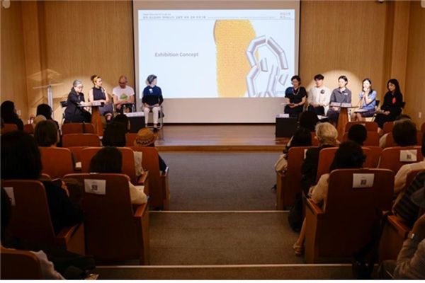 ▲ 지난 5월 개최된 특별전 '장식 너머 발언' 연계 공예강좌 모습 / 사진: 서울공예박물관 제공