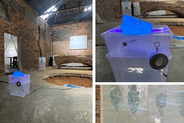 ▲ 잇다스페이스 구나혜 초대 개인전 중, 1)움직이는 사람을 감지하면 푸른색 빛이 켜진다. 움직임이 없어 빛이 꺼진 후에도 잔여 형광빛이 은은히 빛난다(왼쪽, 왼쪽 위) 2)PVC비치볼에 야광안료가 섞인 레진을 넣어 굳힌 후 비치볼의 겉면을 제거했다. 사물 속에 사물을 넣어 사물을 만들었다(오른쪽 아래) / 사진: 유정 제공