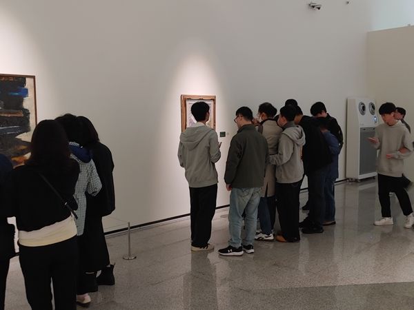 ▲ 시각장애인 해설서비스 행사 모습 / 사진: 제주도립미술관 제공