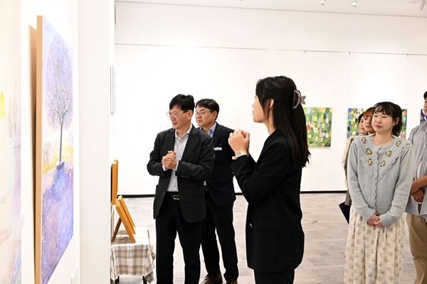 ▲ 장수군 청년미술 단체 아미모가 군에서 지원하는 청년동아리 지원 사업을 통해 지난 1일부터 장수 한누리전당 가람관 1층에서 전시회를 연다 / 사진: 장수군 제공