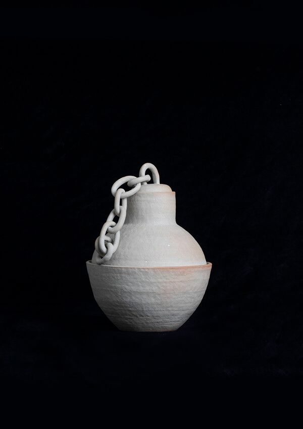 ▲ 김준희, chain ball, 2024, 청자토핸드빌딩 / 사진: 개나리미술관 제공&nbsp;