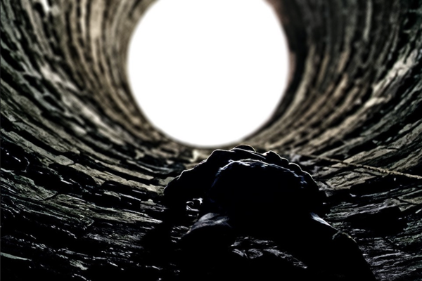 ▲ '다크나이트 라이즈' 中 배트맨이 갇혀서 수련을 하던 구덩이. 마치 내 올해 같다