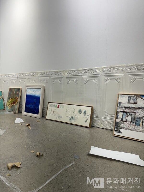 ▲ 설치하는 날 막바지에 이른 모습. 초대작가들을 대상으로 한 두 점의 작품들을 모아 세이브콜렉션 구역을 마련했다. 조금 더 할인된 금액으로 작품을 소장할 수 있는 기회를 제공하기 위한 이벤트였는데 실제 관객들은 어떻게 느꼈을지 궁금하다. 가운데 유정의 작품도 있다 / 사진: 유정 제공