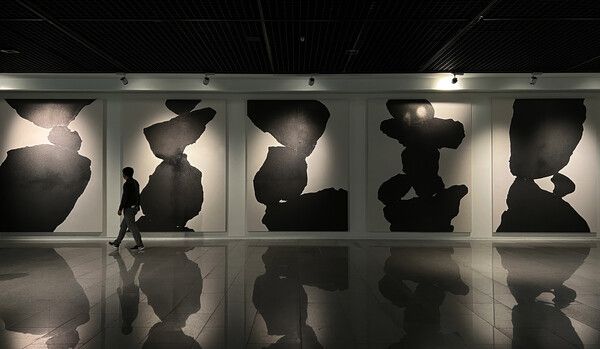 ▲&nbsp;박종갑, 문명-쌓다(積), 318x244cm, 한지에 수묵, 자작 필, 토분, 2022 / 사진: 겸재정선미술관 제공&nbsp;