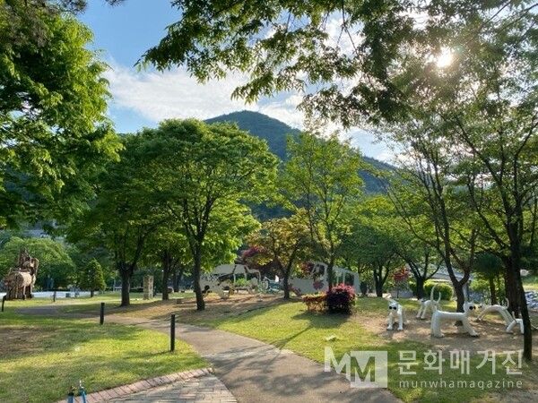 장욱진미술관 옆 야외 조각 공원 / 사진: 원윤지 제공