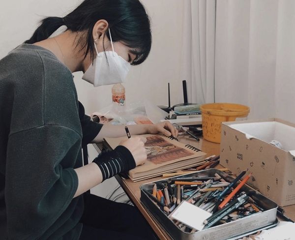 ▲ 그림을 그리는 벼내림 작가