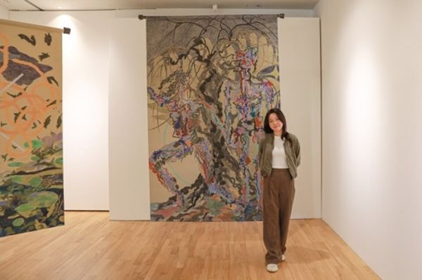 ▲ '서로의 그물에 걸린 존재들' 작품 앞에 서 있는 이정아 작가 / 사진: 경북문화관광공사 제공&nbsp;