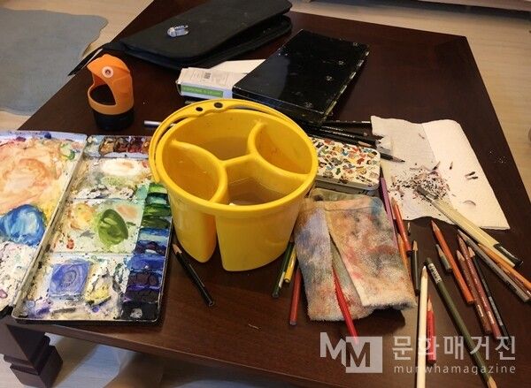 ▲ 밥상에서 그림을 그리던 시절 / 사진: 벼내림 제공