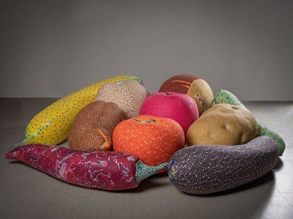 ▲ 윤석구, A New Life (과일들),&nbsp;2020,&nbsp;섬유 강화 플라스틱, 천,&nbsp;60x240x240cm / 사진: 학고재 제공