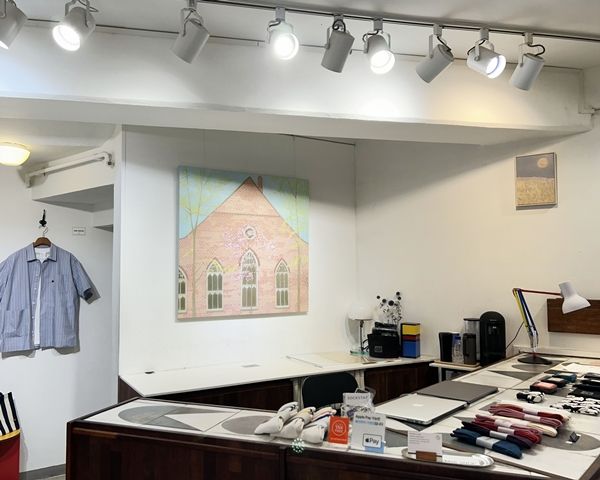 ▲ NTL갤러리 내부. 이지은 작가의 그림이 걸려있다 / 사진: NTL 제공