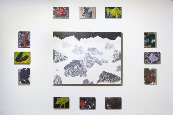 ▲ 익명인간-생태순환도9, 219×313cm, 한지에 수묵채색 및 아크릴, 2023 / 사진: 갤러리이레 제공&nbsp;