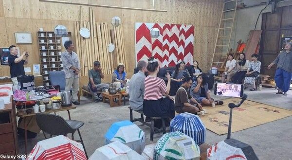 ▲ 오프닝 행사에 함께 한 동네사람들과 지인들, 미술계 인사들의 축하 잔치 모습 / 사진: 수운당 제공&nbsp; &nbsp;