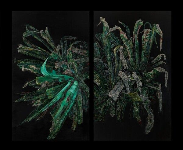 ▲ 김은진, '신의 자리_선명한 찰나 2', 2020-2021, 나무 패널에 아크릴릭, 자개, 162×97×2.8cm(×2개), 서울시립미술관 소장 / 사진: 서울시립미술관 제공&nbsp;