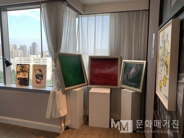 ▲ 호텔페어에선 보다 어떤 작품을 소장하면 좋을까 하고 각자의 집 인테리어를 떠올리며 고민해보는 재미가 큰 것 같다 / 사진: 유정 제공