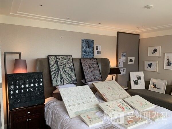 ▲ 소파에 놓아야 잘 보이는 작품이 있고, 침대에 놓아야 돋보이는 작품이 있다. 호텔페어는 객실의 벽지와 가구들 분위기에 따라 작품이 어떻게 보이는지 영향을 많이 받기 때문에 디피가 더 어렵다는 이야기를 듣곤 한다 / 사진: 유정 제공