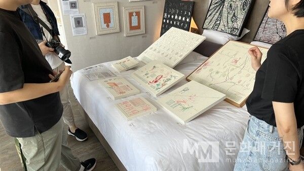 ▲ 카메라를 들고 온 관객이라면 작품 설명을 진지하게 들어주는 분들이다. 또 많이 보고 다니시는 만큼 멈춰서서 설명 듣는 시간을 내는 경우가 적은데 이날 이 분들은 재차 우리 룸을 방문해준 기분 좋은 분들이었다 / 사진: 유정 제공