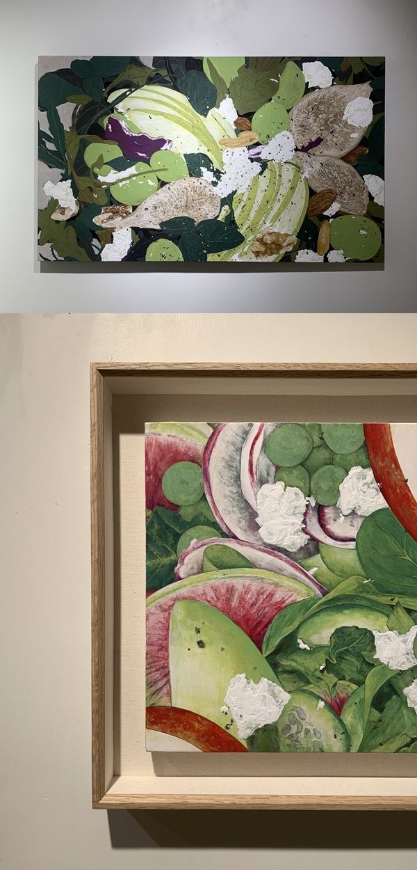 ▲ 무화과 샐러드, 장지에 석재 및 금박, 71x120cm, 2024, 조현주(위)완두콩 샐러드 일부 사진, 장지에 석채, 30x90cm, 2023, 조현주(아래)​​​​​​​ / 간혹 사진첩이나 작가님의 피드를 보며 힐링하는 작품들. 알바를 하며 만들었던 혼란과는 달리 청명한 한 그릇, 이 한 그릇에 담긴 위안이 이상하리만치 커다랗다