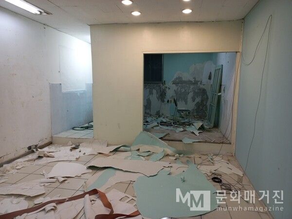 ▲ 구조는 짜임새 있어 좋았으나 벽면 상태가 별로 좋지 않았던 초기의 작업실 / 사진: 정혜원 제공