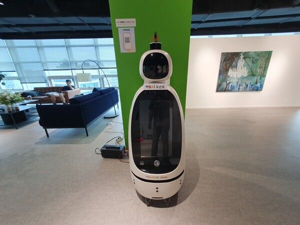 ▲ 마음AI의 대화형 AI 도슨트 ‘iroi(이로이)’ / 사진: 갤러리이레 제공&nbsp;