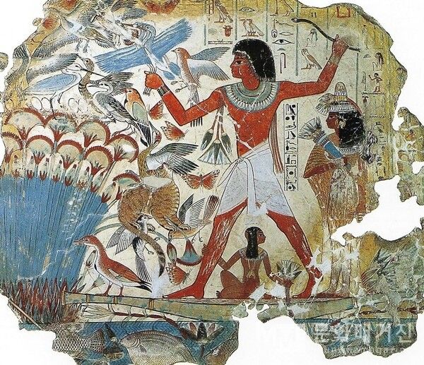▲ 네바문의 사냥 장면 (The Hunting Scene of Nebamun). 이 벽화는 신왕국 제18왕조 시대의 관리 네바문이 파피루스 늪지에서 새를 사냥하는 모습을 그린 것이다. 그는 사냥 도중에도 자신감과 활력을 드러내며, 이는 단순한 일상 장면이 아니라 사후 세계에서도 풍요와 힘이 지속되기를 바라는 상징적 표현으로 이해된다 / 사진: 한민광 제공