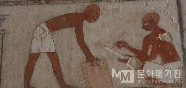 ▲ 룩소르 귀족의 무덤 라크미레의 무덤(NO 100 Tome of Rekhmire). 이 장면은 고대 이집트 귀족 무덤 벽화에 그려진 서기관과 노동자의 모습이다 / 사진: 한민광 제공