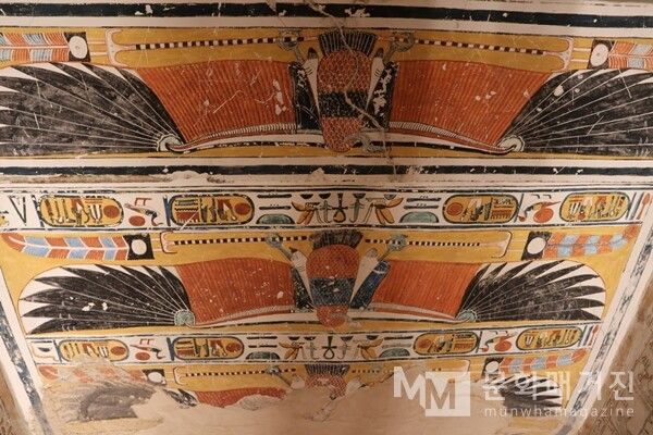 ▲ 룩소르 왕가의 계곡 람세스 3&6세의 공동무덤(KV 11–KV 9). 좌우로 완벽히 펼쳐진 날개와 반복된 문양이 하늘의 질서를 닮았다. 이집트 미술은 움직임보다 균형을, 순간보다 영원을 그렸다. 대칭 속에 깃든 정면성은 신의 세계와 인간의 세계가 만나는 문이었다 / 사진: 한민광 제공