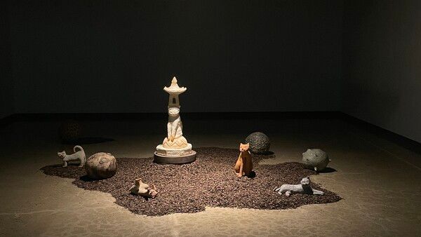 ▲ 최순임, 위로의정원, 고양이석등, 세라믹40x40x90, 고양이 4p, 행성3p, 소나무껍질, 가변설치, 2022 / 사진: 모산조형미술관 제공&nbsp;