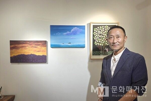 ▲ 문화매거진과 인터뷰를 진행한 이현영 작가 / 사진: 갤러리단정 제공