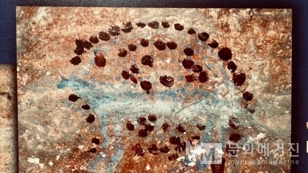 ▲ 와디 히탄 박물관에 전시된 이 벽화는 인류가 남긴 가장 오래된 예술 흔적 중 하나다. 단순한 점과 선으로 그려졌지만, 바다 생명체의 움직임과 생명의 리듬이 생생하게 전해진다. 그것은 기록이 아니라, 존재와 자연이 서로 공명하던 시절의 언어였다 / 사진: 한민광 제공