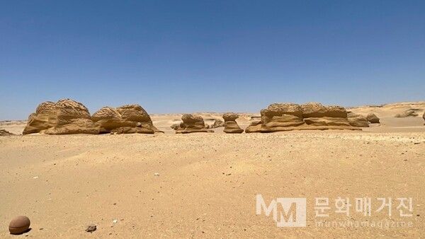▲ 수천만 년의 바람과 모래가 깎아 만든 와디 히탄의 기암들은 마치 다른 행성의 풍경처럼 보인다. 사막의 침묵 속에서 자연은 스스로 조각가가 되어 시간의 예술을 완성했다 / 사진: 한민광 제공