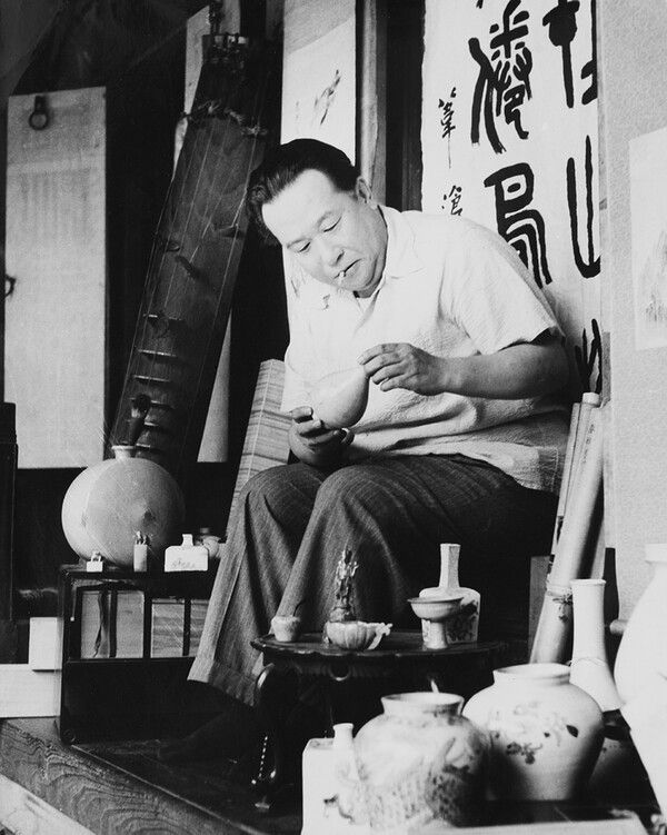 ▲ 간송 전형필 도자기 확인 사진 / 사진: 간송미술문화재단 제공&nbsp;