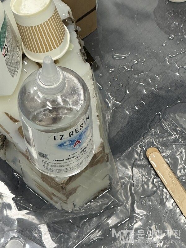 ▲ 재료로 사용한 레진의 흔적들 / 사진: 구씨 제공