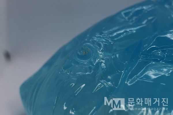 ▲ 날카로운 작업. 이리저리 만지다 보면 손이 작게 베이곤 했다. 집에 가서 샤워를 할 때야 그 작은 상처들을 알아챌 수 있었다 / 사진: 구씨 제공